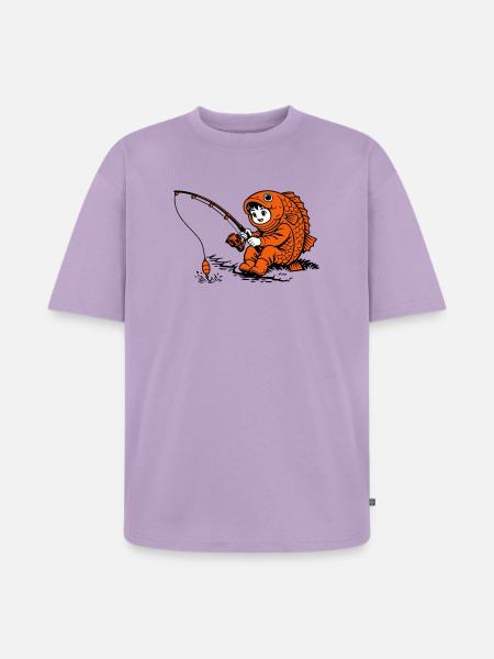 Junge im Fischkostüm angelt - Unisex Premium Oversized Bio T-Shirt - Lavendel