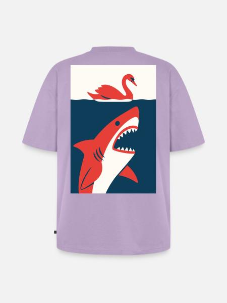 Schwan trifft Hai #2 - Unisex Premium Oversized Bio T-Shirt - Lavendel