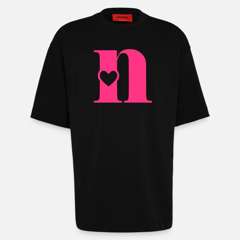 Buchstabe n Anfangsbuchstabe mit Herz - Heavyweight T-Shirt - made by SPREAD  - SOLID BLACK