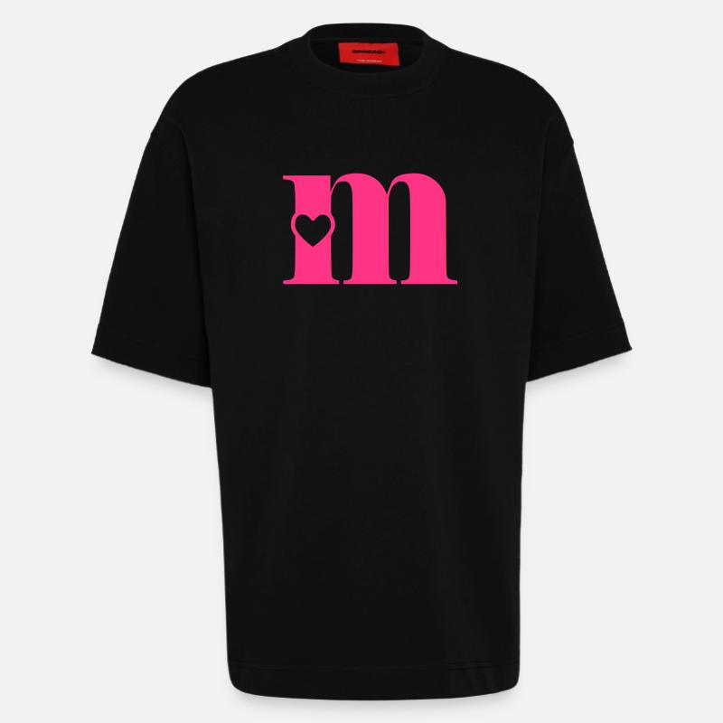 Buchstabe m Anfangsbuchstabe mit Herz - Heavyweight T-Shirt - made by SPREAD  - SOLID BLACK