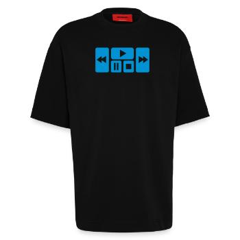 Play Button - T-shirt bio épais oversize fabriqué en UE - SOLID BLACK - Devant - Fiona (171cm)