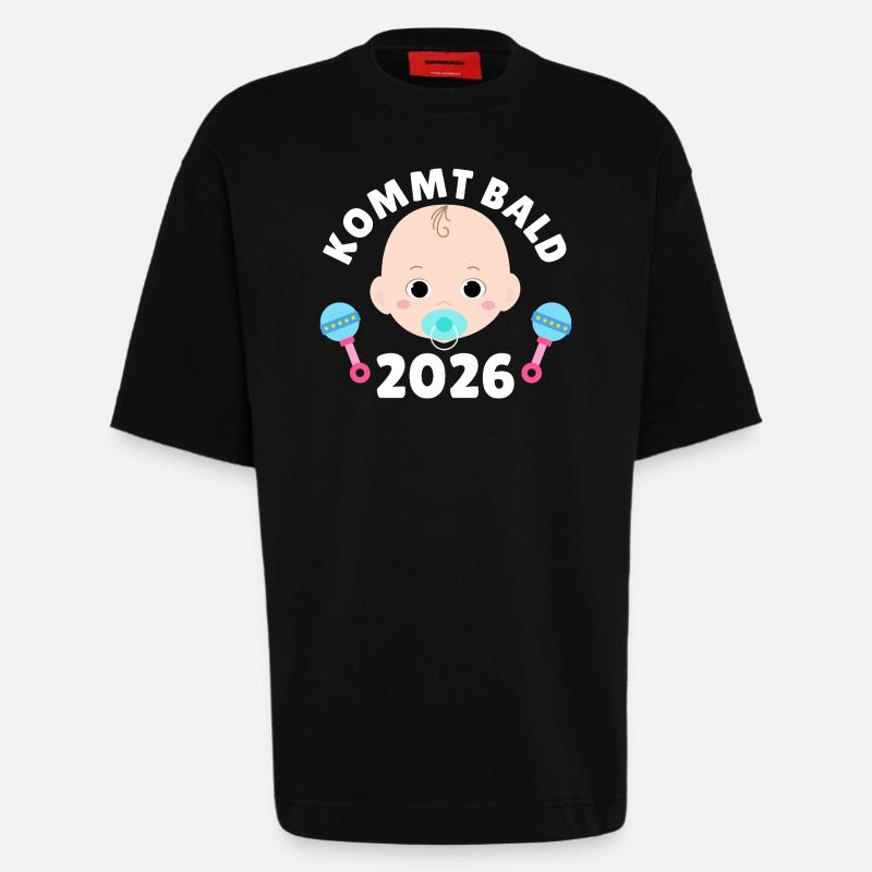 Werdende Mutter KOMMT BALD 2026 Lustiges - Heavyweight T-Shirt - made by SPREAD  - SOLID BLACK
