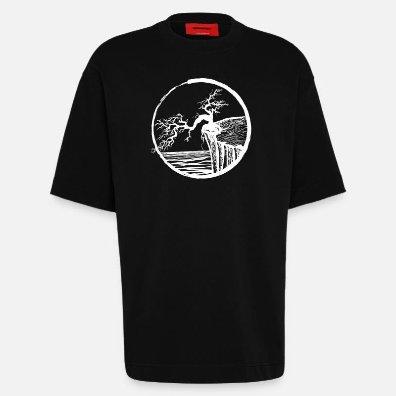 Landschaft mit Baum am Klippenrand - Heavyweight T-Shirt - made by SPREAD  - SOLID BLACK