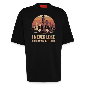 Skak: Enten sejr eller lektion - Heavyweight oversized organic T-shirt made in EU - SOLID BLACK - Foran - Fiona (171cm)