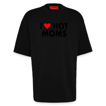 I love hot moms - Heavyweight T-Shirt - made by SPREAD  - SOLID BLACK - Vorne - Fiona (171cm)