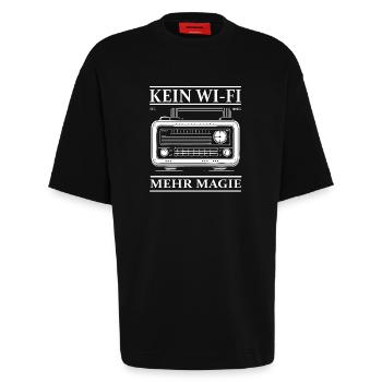 Retro Radio Design – Kein Wi-Fi, nur Magie - Heavyweight T-Shirt - made by SPREAD  - SOLID BLACK - Vorne - Fiona (171cm)
