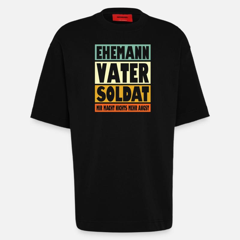 Soldat Vater Ehemann Held - Heavyweight T-Shirt - made by SPREAD  - SOLID BLACK