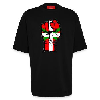 Poing de drapeau basque utilisé - T-shirt bio épais oversize fabriqué en UE - SOLID BLACK - Devant - Fiona (171cm)