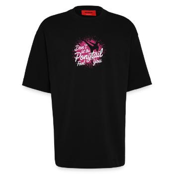 La force dans chaque coup - T-shirt bio épais oversize fabriqué en UE - SOLID BLACK - Devant - Fiona (171cm)