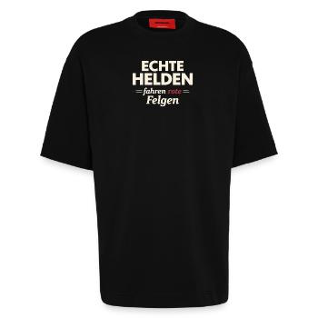 Echte Helden fahren rote Felgen – Landwirtschaft - Heavyweight T-Shirt - made by SPREAD  - SOLID BLACK - Vorne - Fiona (171cm)