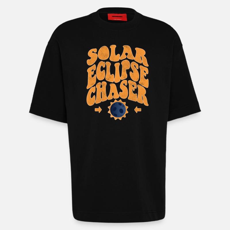 Solar eclipse chaser - Heavyweight T-Shirt - made by SPREAD  - SOLID BLACK