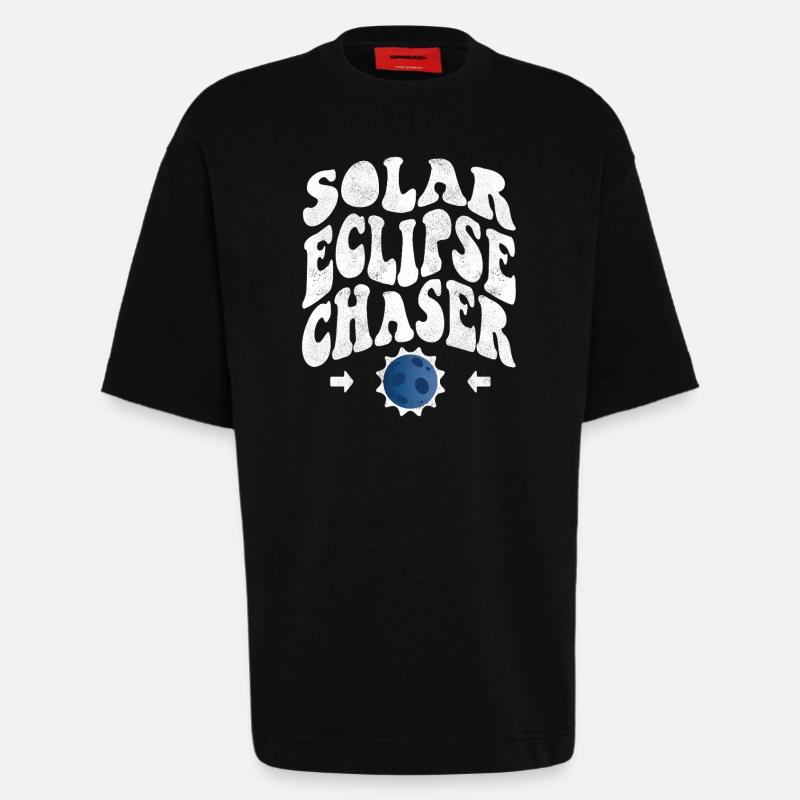 Solar eclipse chaser weiss - Heavyweight T-Shirt - made by SPREAD  - SOLID BLACK