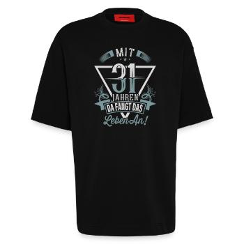 31. Geburtstag Da Fängt Das Leben An - Heavyweight T-Shirt - made by SPREAD  - SOLID BLACK - Vorne - Fiona (171cm)