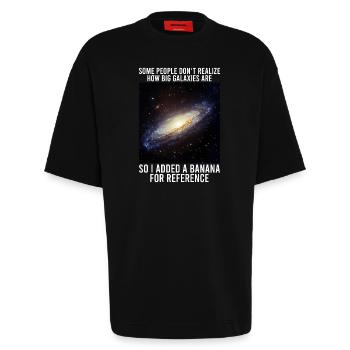 Galaxie Meme Wissenschaft Astrophysik Astrologie - Heavyweight T-Shirt - made by SPREAD  - SOLID BLACK - Vorne - Fiona (171cm)