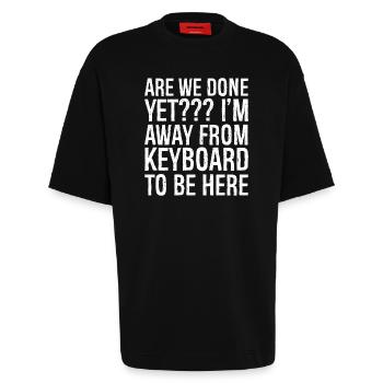 est-ce qu’on a fini je suis loin du clavier pour être ici - T-shirt bio épais oversize fabriqué en UE - SOLID BLACK - Devant - Fiona (171cm)