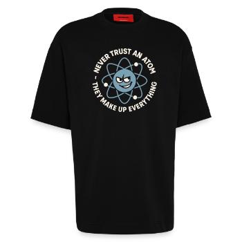 Blague drôle sur l’atome – Science Nerd Humour - T-shirt bio épais oversize fabriqué en UE - SOLID BLACK - Devant - Fiona (171cm)