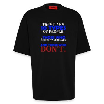 Binärwitz: 10 Typen von Menschen - Heavyweight T-Shirt - made by SPREAD  - SOLID BLACK - Vorne - Fiona (171cm)