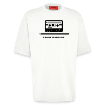 Kassette Stift Tape Pencil Relationship - Heavyweight T-Shirt - made by SPREAD  - OFF WHITE - Vorne - Fiona (171cm)