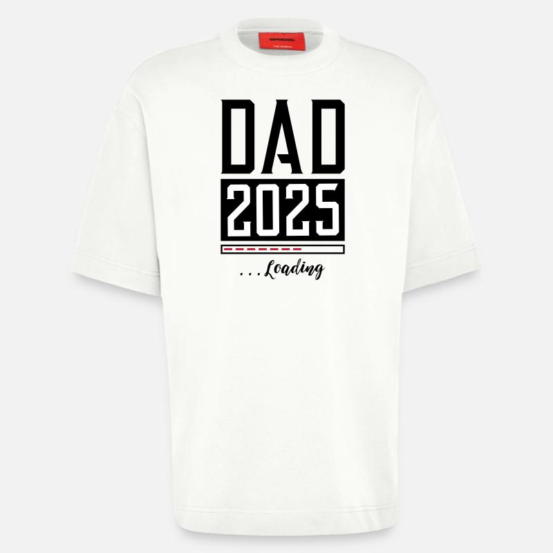Dad 2025 Papa Loading Spruch - Heavyweight T-Shirt - made by SPREAD  - OFF WHITE