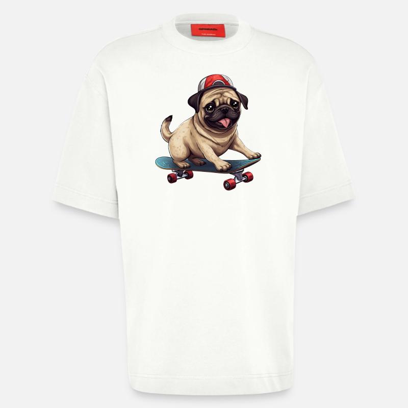 Skateboardender Mops: Dynamisches Hund- und - Heavyweight T-Shirt - made by SPREAD  - OFF WHITE