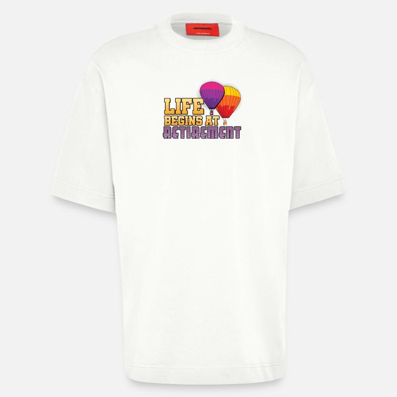 Das Leben beginnt im Ruhestand - Heavyweight T-Shirt - made by SPREAD  - OFF WHITE