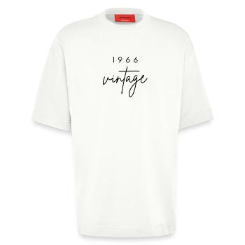 Jahrgang 1966 Geburtstag - Heavyweight T-Shirt - made by SPREAD  - OFF WHITE - Vorne - Fiona (171cm)