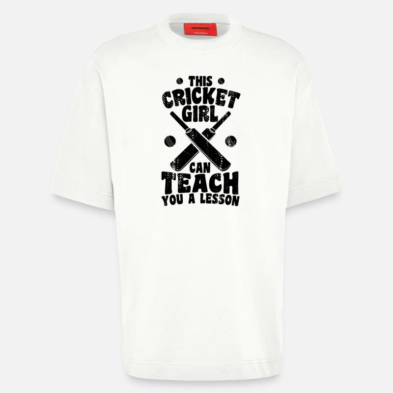 Cricket Mädchen erteilt dir eine Lektion - Heavyweight T-Shirt - made by SPREAD  - OFF WHITE