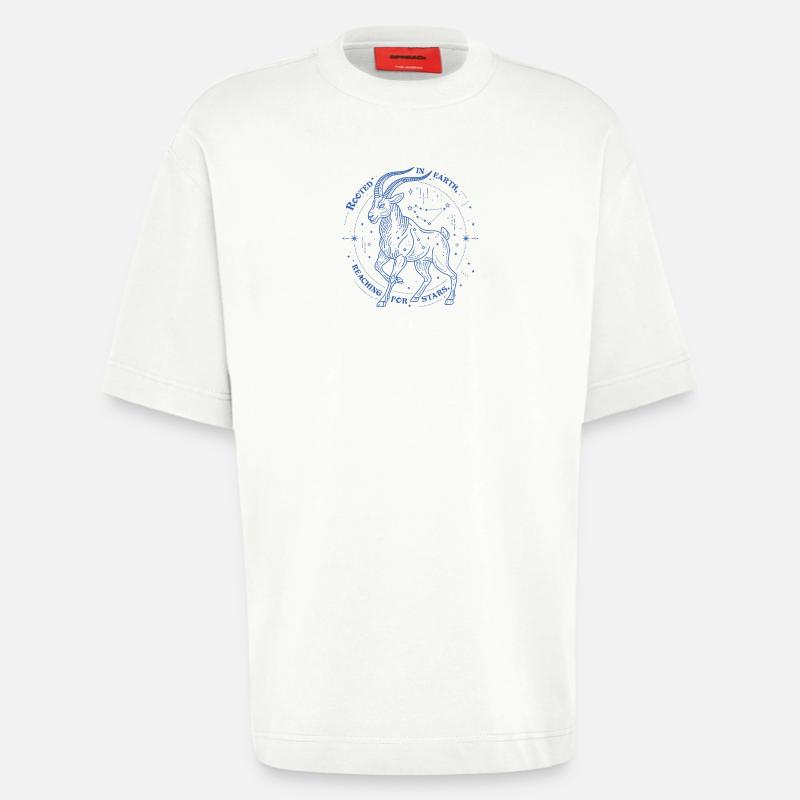 Steinbock Sternzeichen Geschenk – Erde & Sterne Design - Heavyweight T-Shirt - made by SPREAD  - OFF WHITE