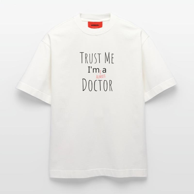 Glaub mir, ich bin fast ein Doktorstudent Lustiges Geschenk Heavyweight T-Shirt - made by SPREAD 