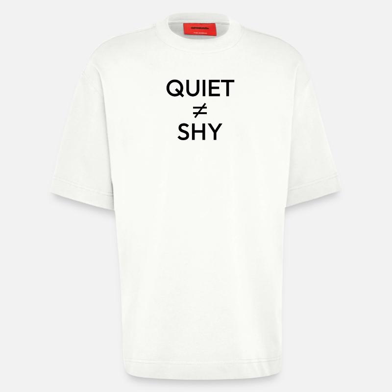 Discret ≠ timide — Déclaration minimale d’introverti - T-shirt bio épais oversize fabriqué en UE - OFF WHITE