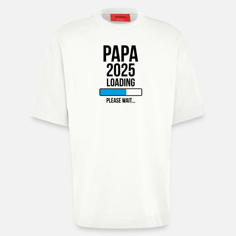 Papa 2025 Loading Bitte warten... - Heavyweight T-Shirt - made by SPREAD  - OFF WHITE