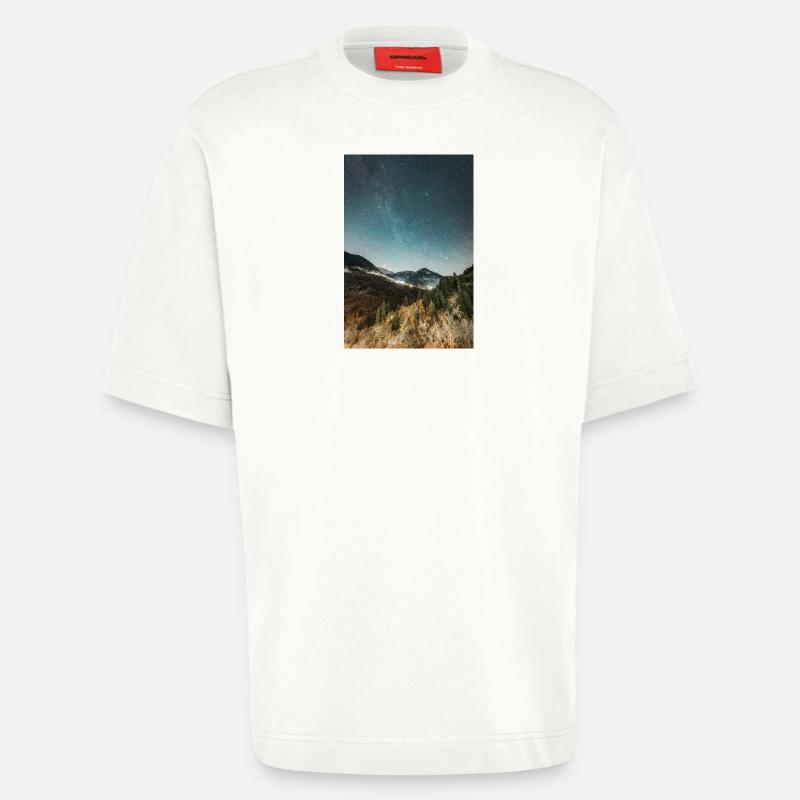 Die Milchstraße oberhalb der Agrafa-Berge - Heavyweight T-Shirt - made by SPREAD  - OFF WHITE