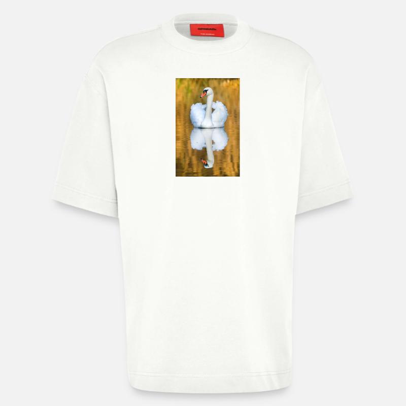 Schwanensee, Schwan im See mit Spiegelbild - Heavyweight T-Shirt - made by SPREAD  - OFF WHITE