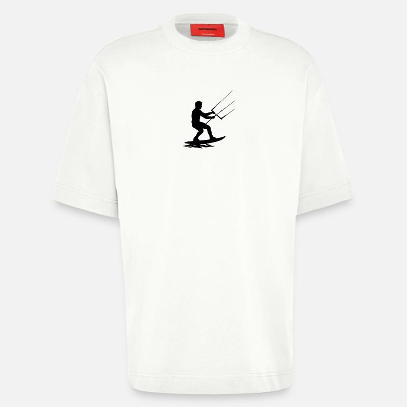 Kitesurfeur cool en action – Silhouette dynamique - T-shirt bio épais oversize fabriqué en UE - OFF WHITE