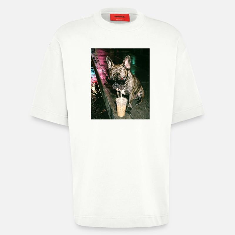 Bouledogue français buvant du café glacé - T-shirt bio épais oversize fabriqué en UE - OFF WHITE