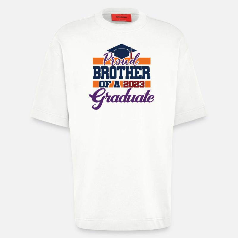 Stolzer Bruder eines Abschlussgeschenks 2023 - Heavyweight T-Shirt - made by SPREAD  - OFF WHITE