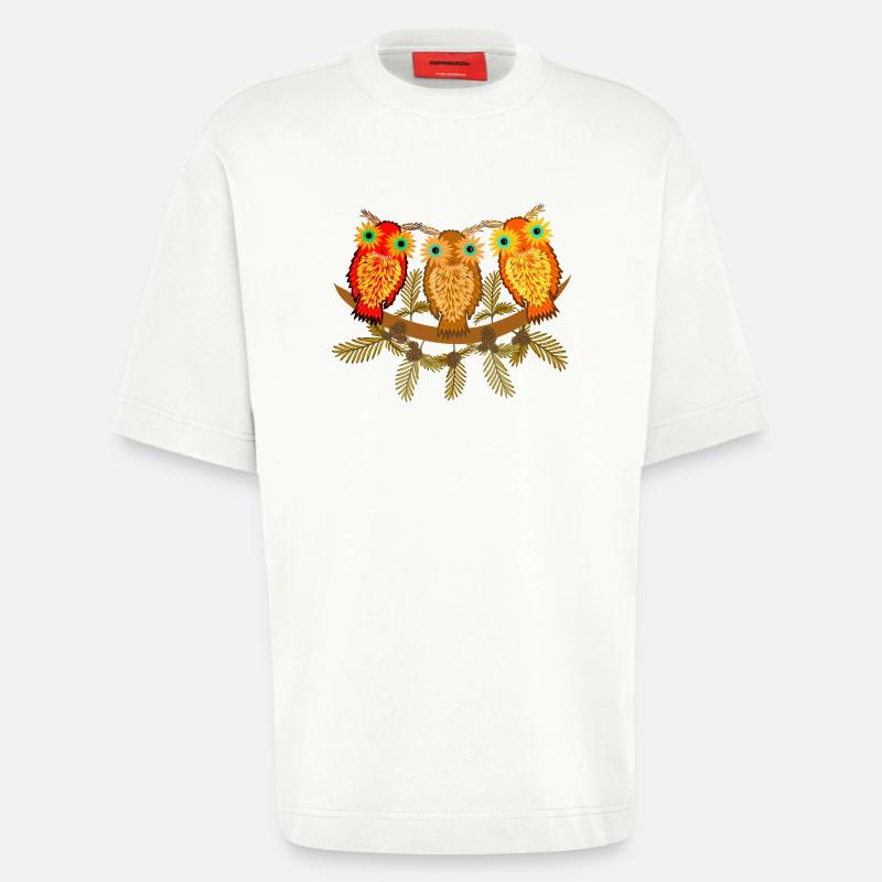 Drei bunte Eulen mit Kiefernzweigen - Heavyweight T-Shirt - made by SPREAD  - OFF WHITE
