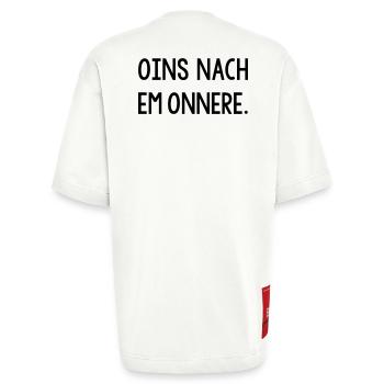 Oins nach em onnere Badisch Dialekt - Heavyweight T-Shirt - made by SPREAD  - OFF WHITE - Hinten - Fiona (171cm)