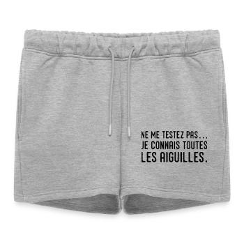 Ne me testez pas… je connais toutes les aiguilles - Short de survêtement femme premium - gris chiné - Devant - AI Model Female 172 light (172cm)