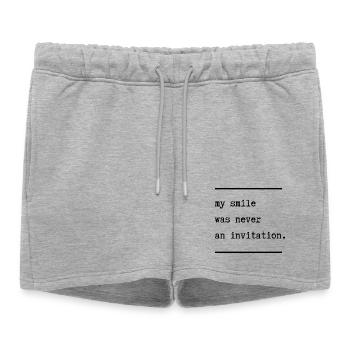 Mon sourire n’a jamais été une invitation - Short de survêtement femme premium - gris chiné - Devant - AI Model Female 172 light (172cm)