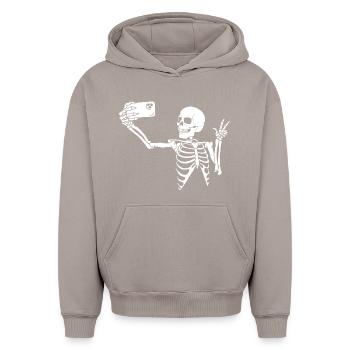 Ein letztes Selfie - Oversized Heavyweight Unisex Hoodie - Taupe - Vorne - AI Model Female 172 light (172cm) & AI Model Male 185 light (185cm)