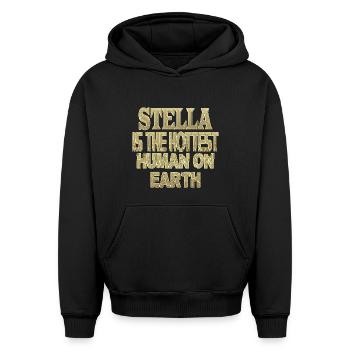 Stella - Oversized Heavyweight Unisex Hoodie - Schwarz - Vorne - AI Model Female 172 light (172cm) & AI Model Male 185 light (185cm)