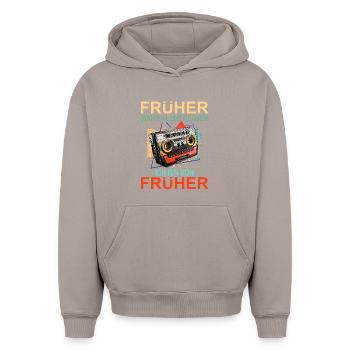 Früher war alles besser - Oversized Heavyweight Unisex Hoodie - Taupe - Vorne - AI Model Female 172 light (172cm) & AI Model Male 185 light (185cm)