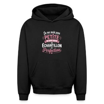 Je Ne Suis Pas Petite Échantillon De Perfection - Sweat à capuche unisexe oversize épais SPREAD - noir - Devant - AI Model Female 172 light (172cm) & AI Model Male 185 light (185cm)