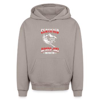 Skiing CERTIFIED APRÈS-SKI INSTRUCTOR FUNNY - Oversized Heavyweight Unisex Hoodie - taupe - Front - AI Model Female 172 light (172cm) & AI Model Male 185 light (185cm)