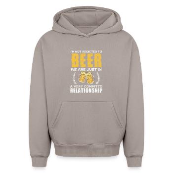 Bierliebhaber Beziehungswitz Shirt - Oversized Heavyweight Unisex Hoodie - Taupe - Vorne - AI Model Female 172 light (172cm) & AI Model Male 185 light (185cm)