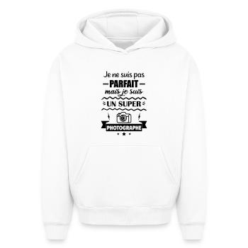 Pas parfait mais super photographe - Sweat à capuche unisexe oversize épais SPREAD - blanc - Devant - AI Model Female 172 dark (172cm) & AI Model Male 185 light (185cm)