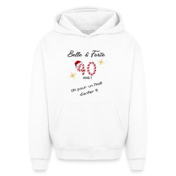 Joyeux_noel_40ans - Sweat à capuche unisexe oversize épais SPREAD - blanc - Devant - AI Model Female 172 dark (172cm) & AI Model Male 185 light (185cm)