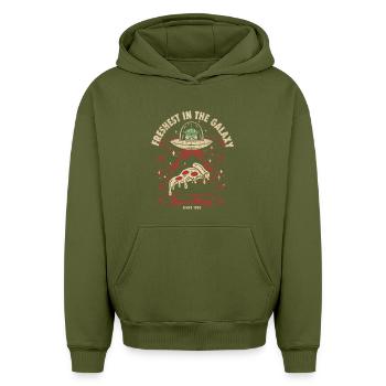 Toy Story Pizza Planet Motiv Mit Spruch - Oversized Heavyweight Unisex Hoodie - Khaki - Vorne - AI Model Female 172 light (172cm) & AI Model Male 185 light (185cm)