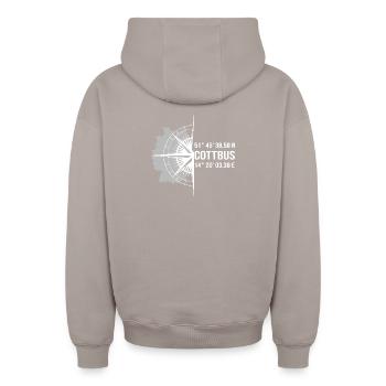 Koordinaten Cottbus - Oversized Heavyweight Unisex Zip Hoodie - Taupe - Hinten - AI Model Male 178 light (178cm)